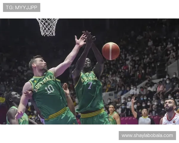 中国男篮成功逆转澳大利亚晋级亚洲杯决赛，全队展现出强大韧性与团队合作精神