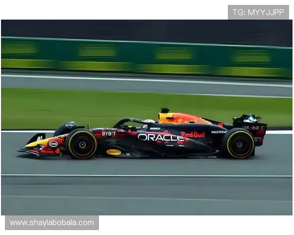 F1赛季焦点：新规则助力赛车技术革新，车手争夺激烈引发全球关注