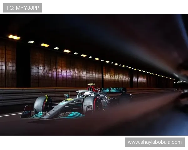 F1新赛季揭幕战激战正酣 红牛车队力压梅赛德斯夺冠争夺领先优势